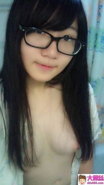 大奶表妹自拍留在浴室的手机