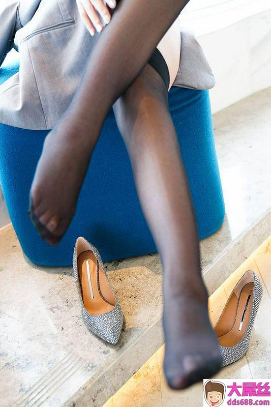 长发优美职业催情师黑丝美脚隐约漏乳