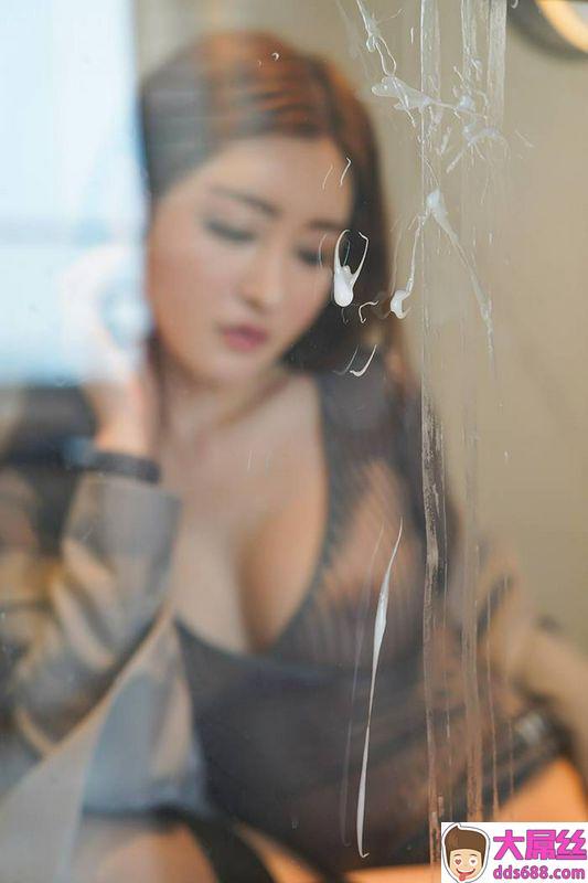 长发优美职业催情师黑丝美脚隐约漏乳