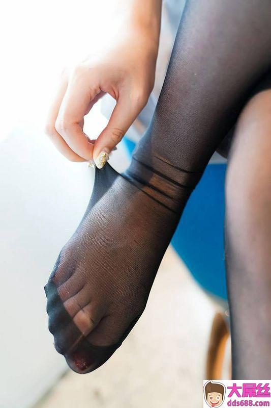 长发优美职业催情师黑丝美脚隐约漏乳