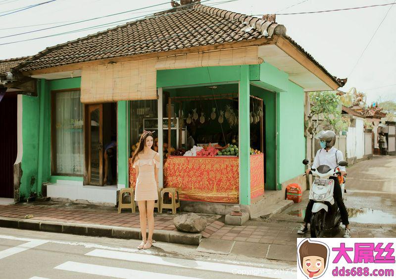 异域佳人伊莉娜绿色泳装出水芙蓉