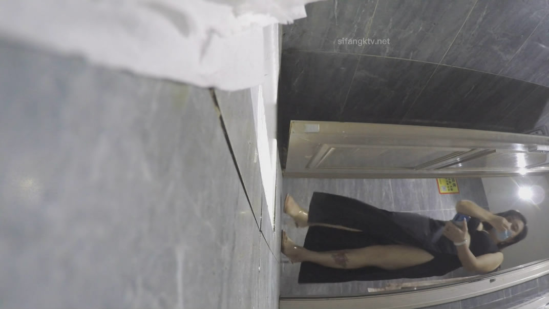 一月新流出厕拍大神找到一份给KTV送酒的工作趁此机会潜入女厕偷拍小姐尿尿 几个高贵气质高跟美女