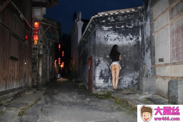 傍晚古巷骚货露的欢