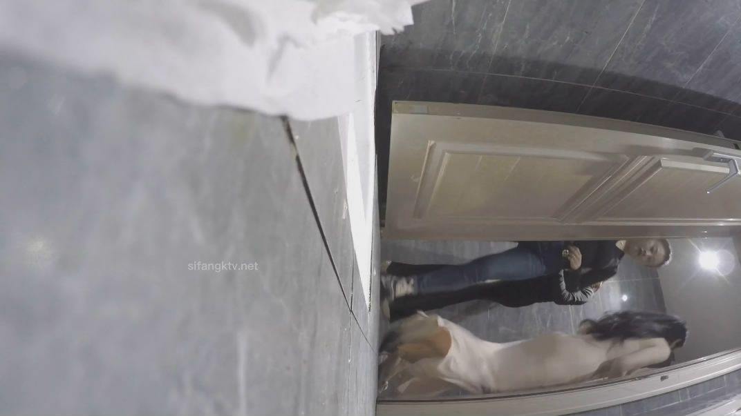 一月新流出厕拍大神找到一份给KTV送酒的工作趁此机会潜入女厕偷拍小姐尿尿 几个高贵气质高跟美女