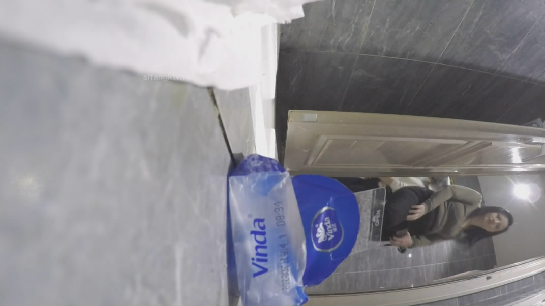 一月新流出厕拍大神找到一份给KTV送酒的工作趁此机会潜入女厕偷拍小姐尿尿 几个高贵气质高跟美女