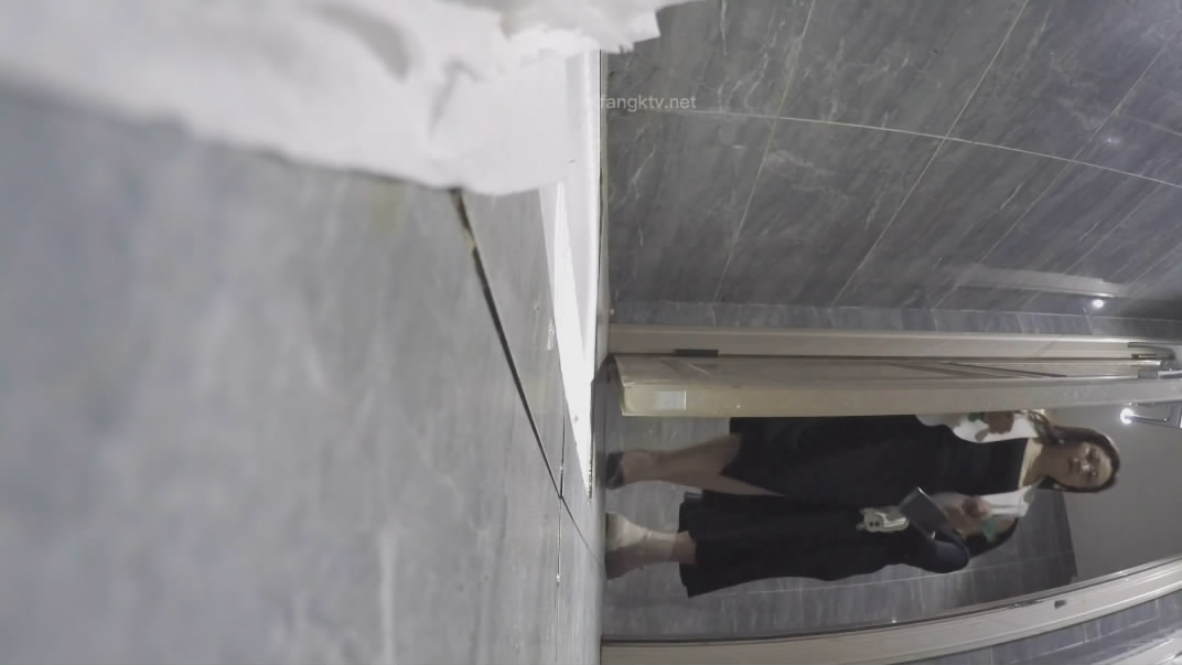 一月新流出厕拍大神找到一份给KTV送酒的工作趁此机会潜入女厕偷拍小姐尿尿 几个高贵气质高跟美女