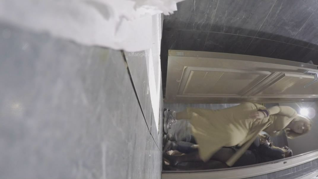 一月新流出厕拍大神找到一份给KTV送酒的工作趁此机会潜入女厕偷拍小姐尿尿 几个高贵气质高跟美女