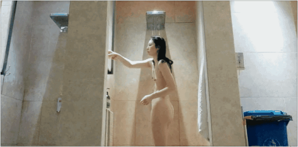 澡堂子内部员工偷拍专门挑身材好皮肤白的美女洗澡换衣服