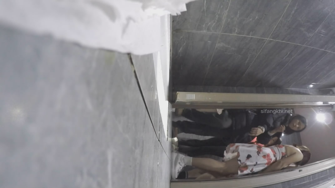 一月新流出厕拍大神找到一份给KTV送酒的工作趁此机会潜入女厕偷拍小姐尿尿 几个高贵气质高跟美女