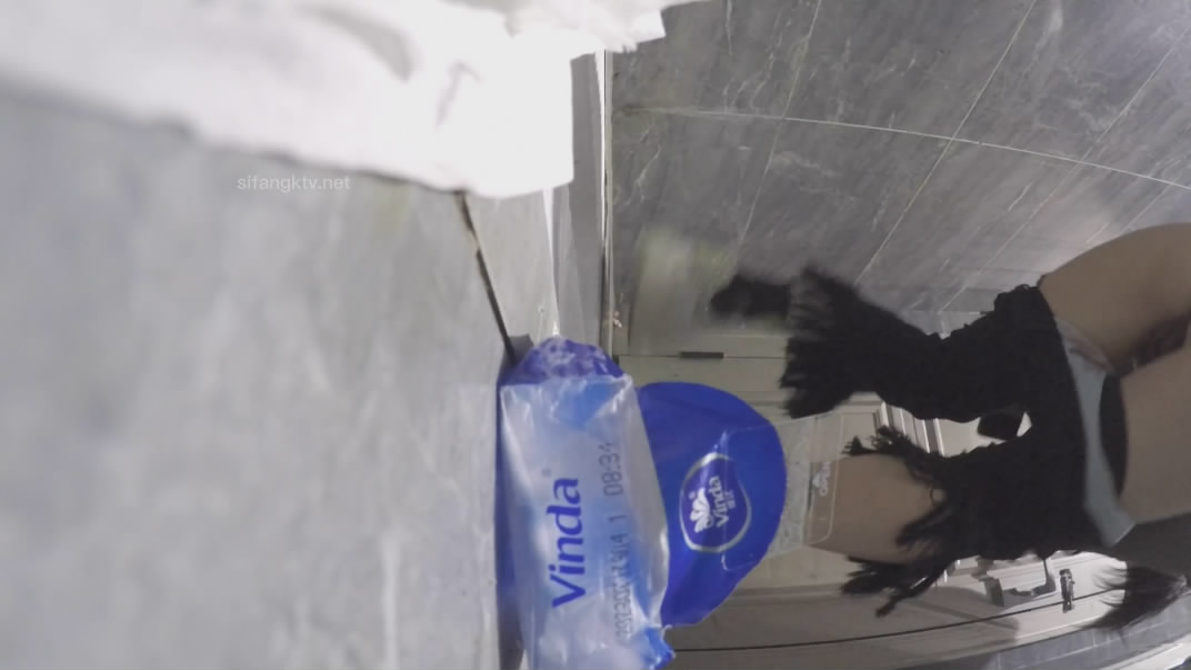 一月新流出厕拍大神找到一份给KTV送酒的工作趁此机会潜入女厕偷拍小姐尿尿 几个高贵气质高跟美女