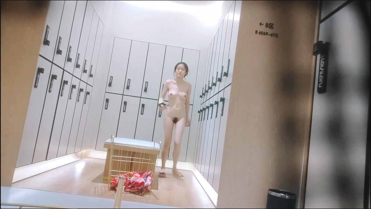 洗浴中心女客区域内部春光，白肤大奶美女香艳不断，姐妹三组团看到闺蜜奶大不好意思把自己小奶挡上