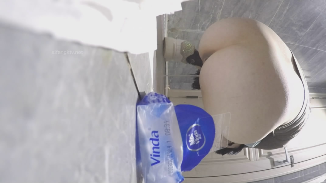 一月新流出厕拍大神找到一份给KTV送酒的工作趁此机会潜入女厕偷拍小姐尿尿 几个高贵气质高跟美女