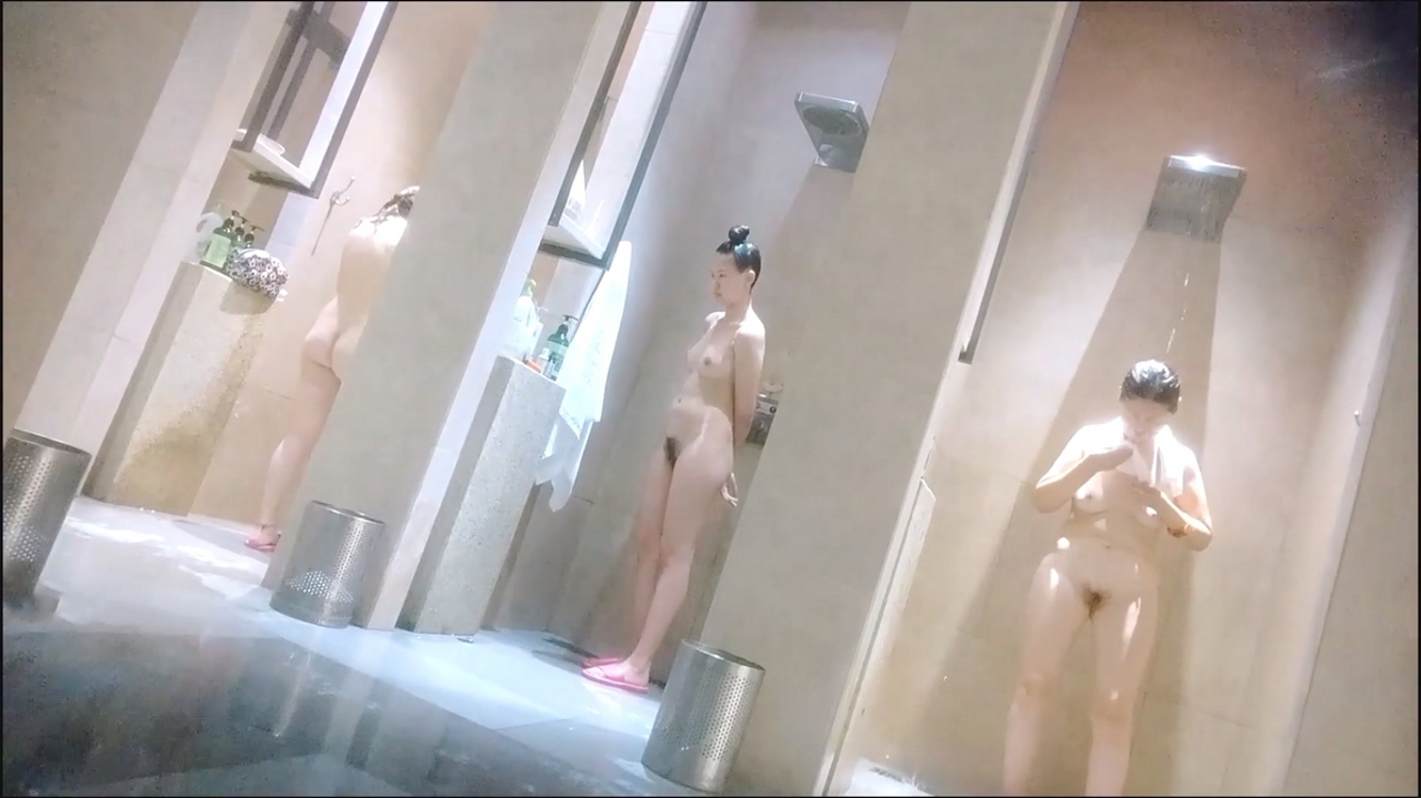 洗浴中心女客区域内部春光，白肤大奶美女香艳不断，姐妹三组团看到闺蜜奶大不好意思把自己小奶挡上