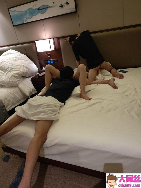 我收拾不了骚妻总有人能收拾得了她,一个不够那就上两个