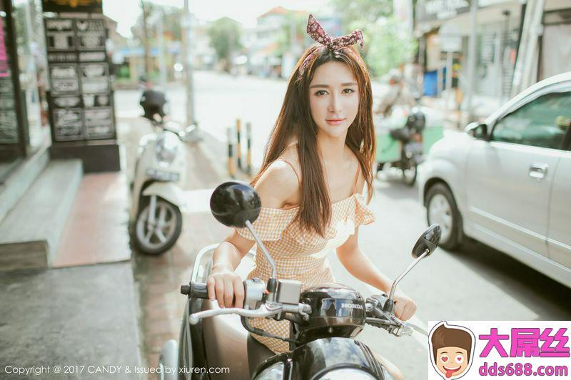 异域佳人伊莉娜绿色泳装出水芙蓉