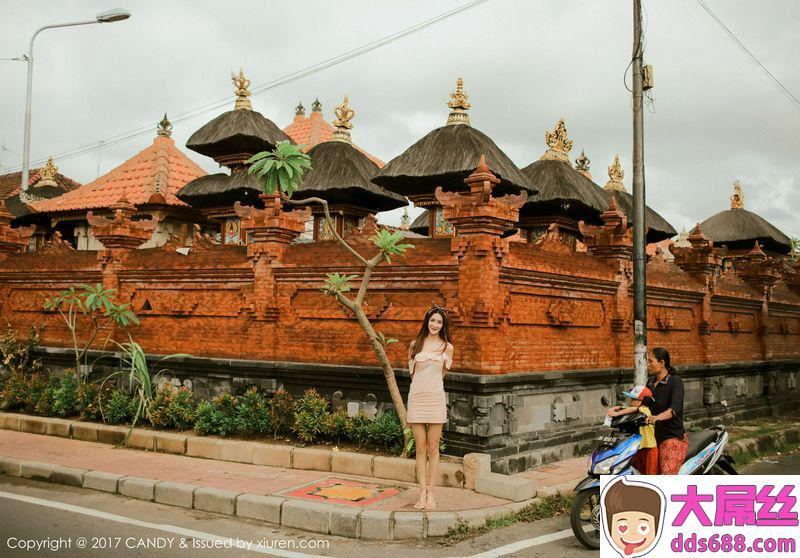 异域佳人伊莉娜绿色泳装出水芙蓉