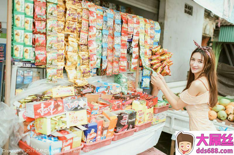 异域佳人伊莉娜绿色泳装出水芙蓉