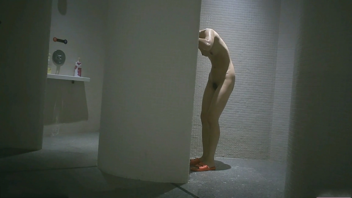 游泳馆女士换衣淋浴间内部曝光，好多不穿衣服的妹子，极品明星气质美女超级养眼