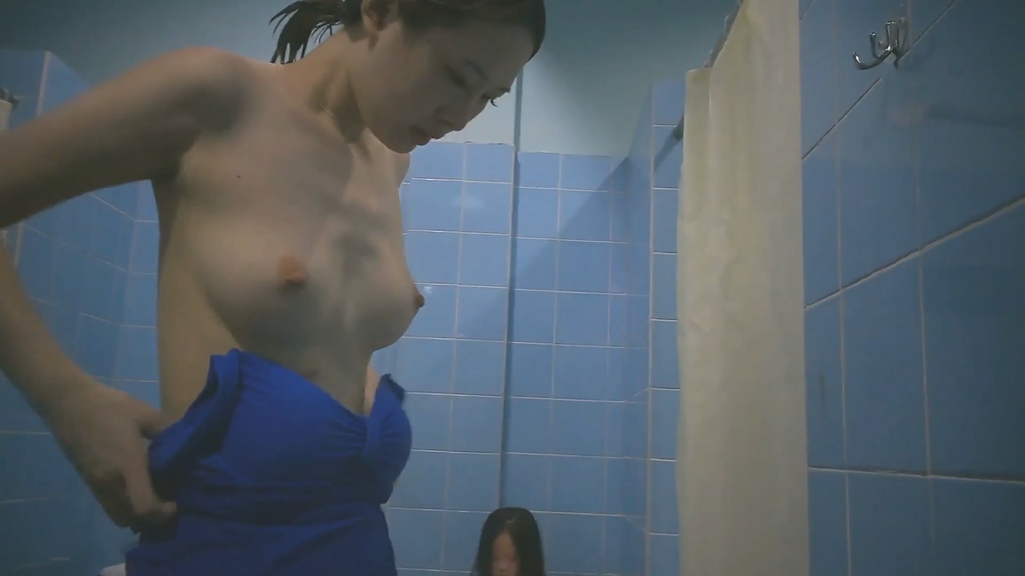游泳馆女士换衣淋浴间内部曝光，好多不穿衣服的妹子，极品明星气质美女超级养眼