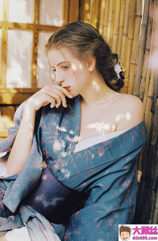 国外美女性感露肩丰满诱人写真图片