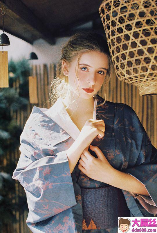 国外美女性感露肩丰满诱人写真图片