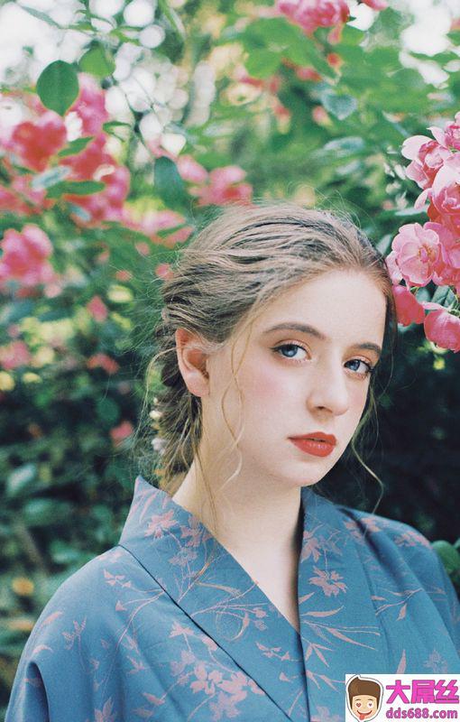 国外美女性感露肩丰满诱人写真图片