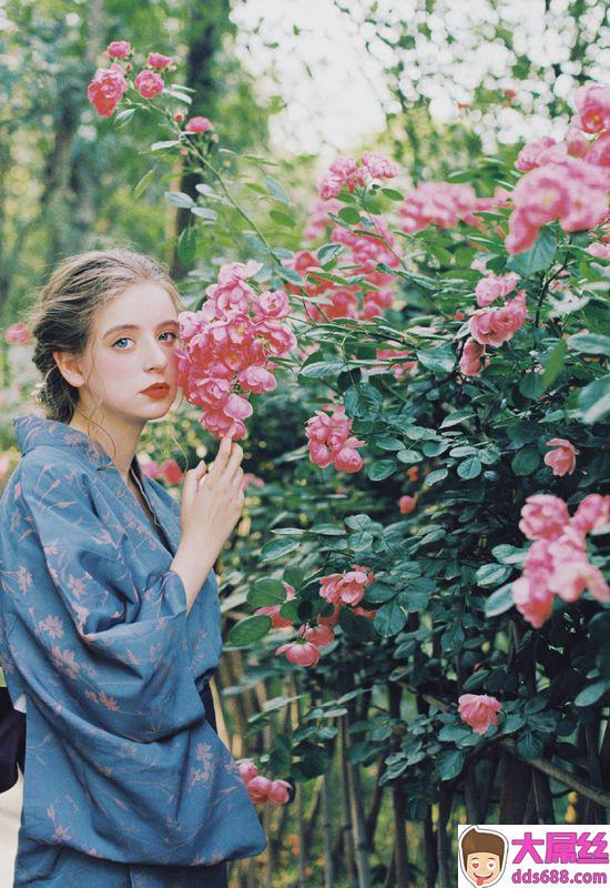 国外美女性感露肩丰满诱人写真图片