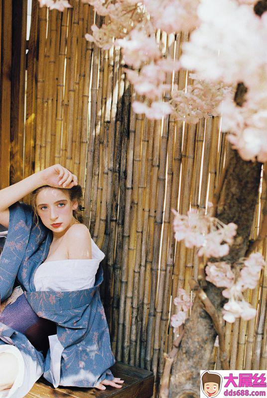 国外美女性感露肩丰满诱人写真图片