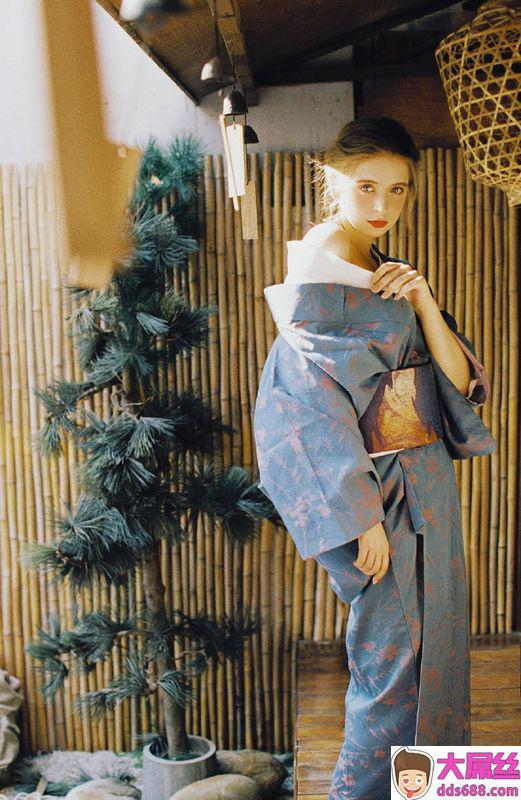 国外美女性感露肩丰满诱人写真图片