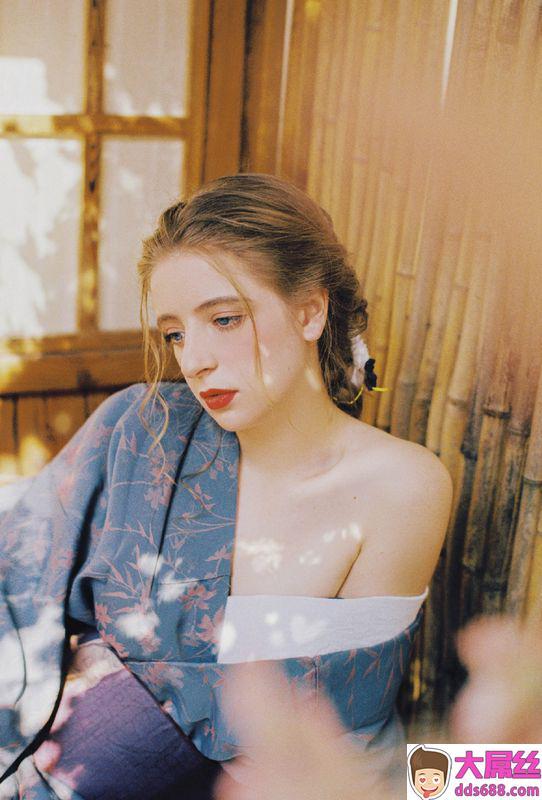 国外美女性感露肩丰满诱人写真图片