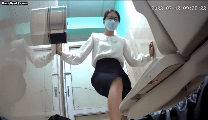 一月最新流出厕拍大神珍藏精品厕拍美容院女厕偷拍顾客与员工尿尿展示丰臀美鲍