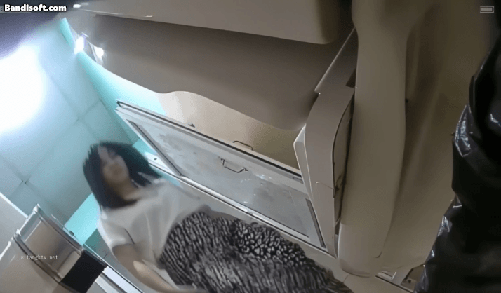 一月最新流出厕拍大神珍藏精品厕拍美容院女厕偷拍顾客与员工尿尿展示丰臀美鲍