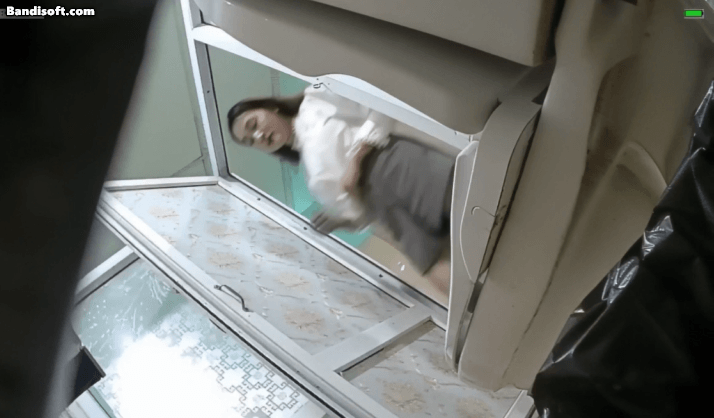 一月最新流出厕拍大神珍藏精品厕拍美容院女厕偷拍顾客与员工尿尿展示丰臀美鲍