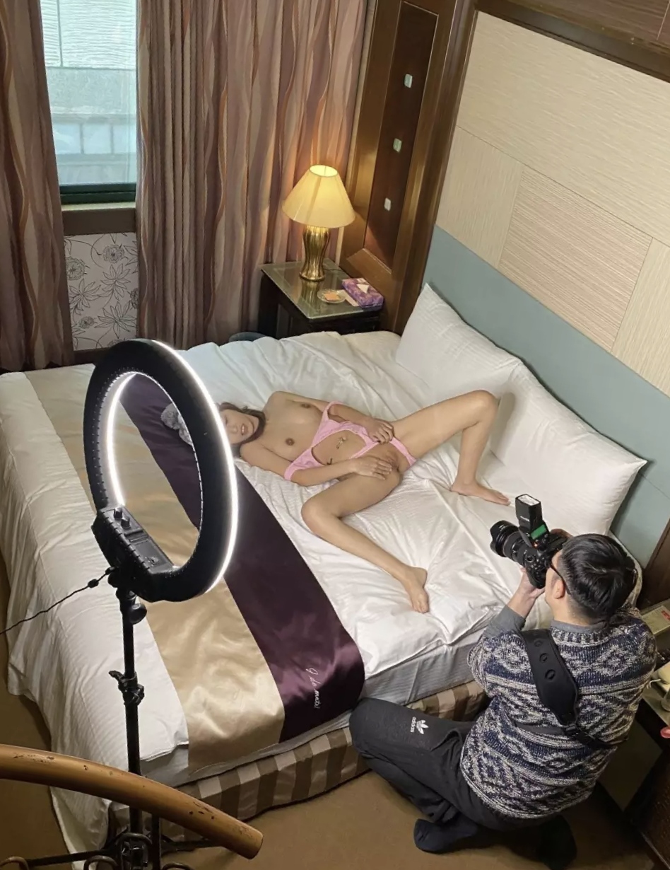 小只马肉欲人妻伊丽丝终成精液公厕[63P]