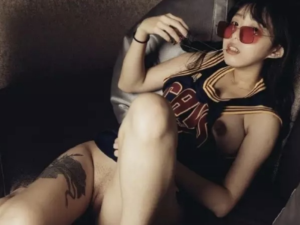 小只马肉欲人妻伊丽丝终成精液公厕[63P]