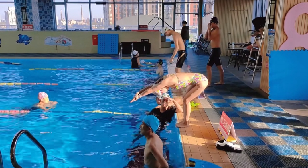 纹身少妇的泳装展示[33P]