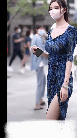 被摄影围拍的极品女神跟踪抄底