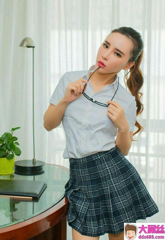 宠物美女黑丝袜项圈大胆人体艺术艳照写真