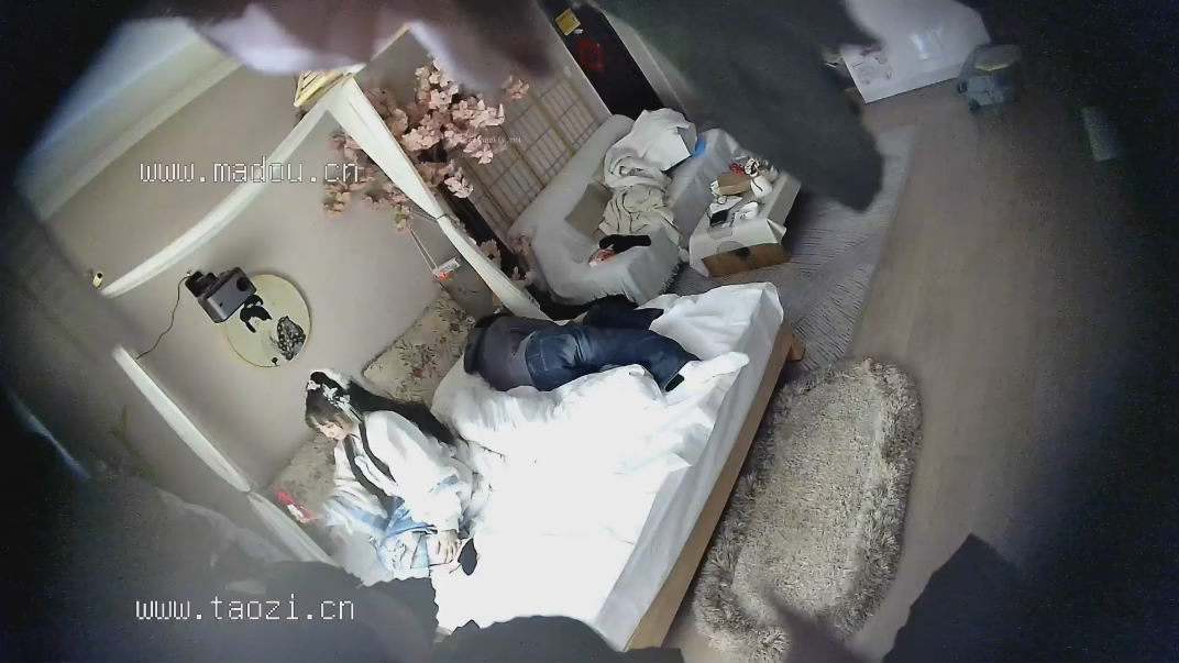 偷拍古代服装小仙女被男朋友舔逼,呻吟娇喘搞到身体抽搐抖动