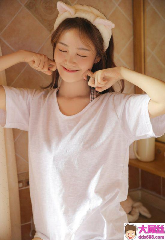 卫生间美女模特短裤长腿性感写真