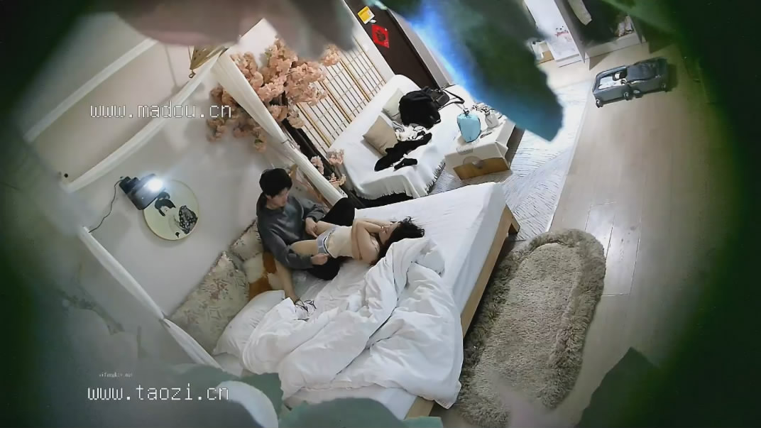 偷拍古代服装小仙女被男朋友舔逼,呻吟娇喘搞到身体抽搐抖动