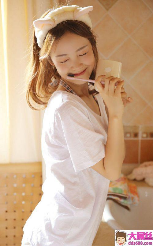 卫生间美女模特短裤长腿性感写真