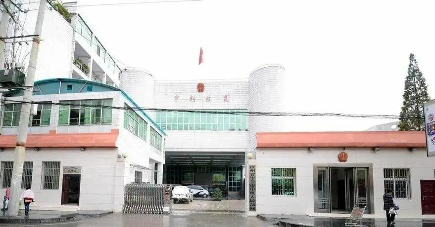 张局长坐拥98名情夫，被抓时尿裤子……