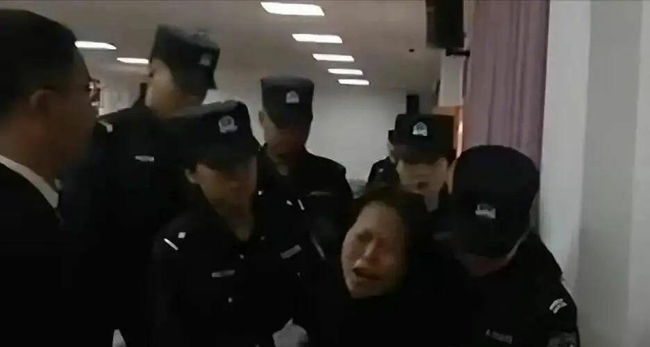 张局长坐拥98名情夫，被抓时尿裤子……