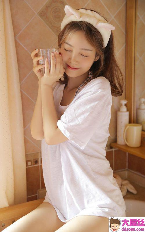 卫生间美女模特短裤长腿性感写真