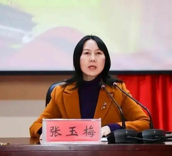 张局长坐拥98名情夫，被抓时尿裤子……