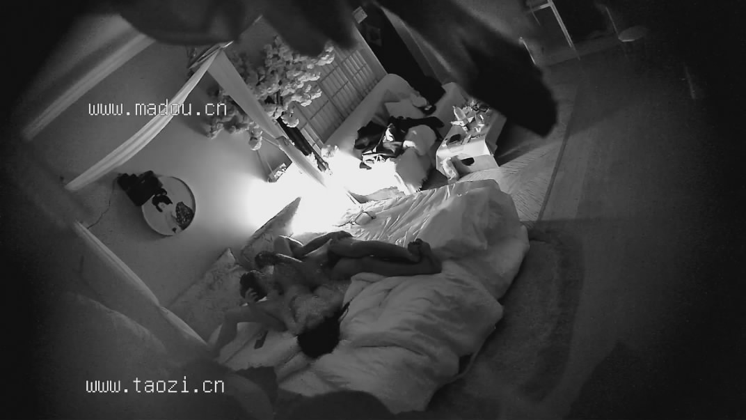 偷拍古代服装小仙女被男朋友舔逼,呻吟娇喘搞到身体抽搐抖动