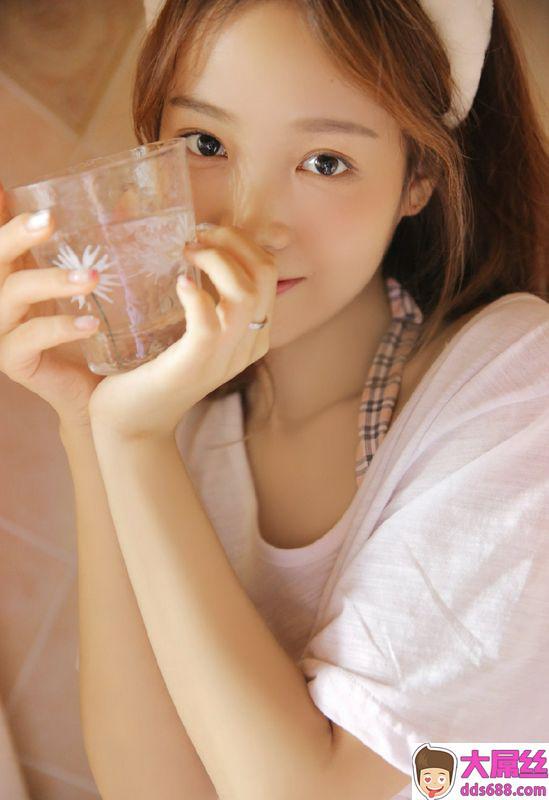 卫生间美女模特短裤长腿性感写真