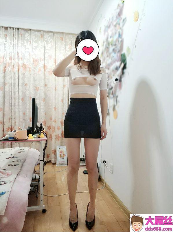 母狗日志8DDCLUB年底了,让小母狗正式和大家见个面,新买情趣套装,高跟美腿不解释