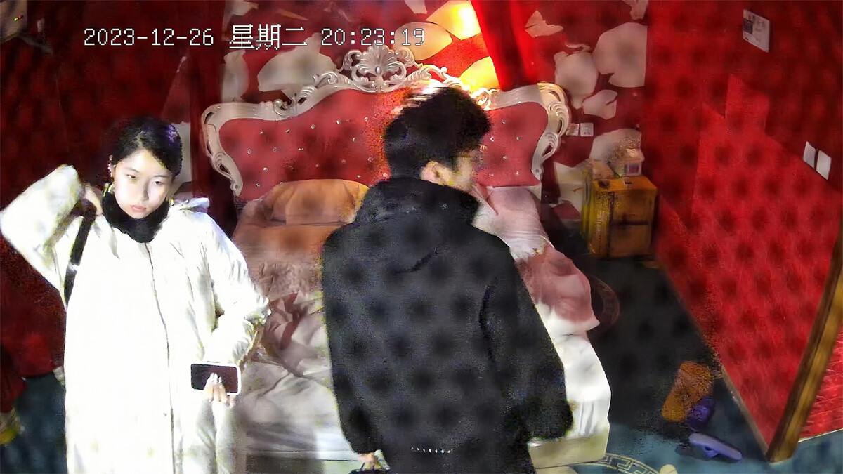 甜美气质极品女每个动作都充满了优雅，男友艳福不浅晚饭都不吃了，脱光开干爽歪歪！